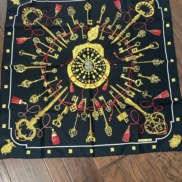 Rare Hermes Paris France Les Cles "The Keys" Key & Tassel Motif 100% Silk Scarf - Picture 6 of 7